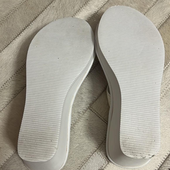 Victoria’s Secret woman’s flip flops - Picture 6 of 9